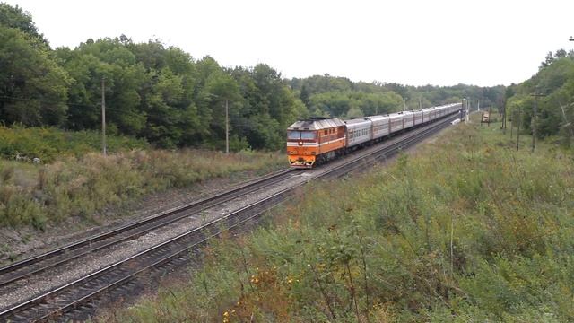 ТЭП70 0541, пассажирский поезд и перестук колёс под начинающимся дождём.