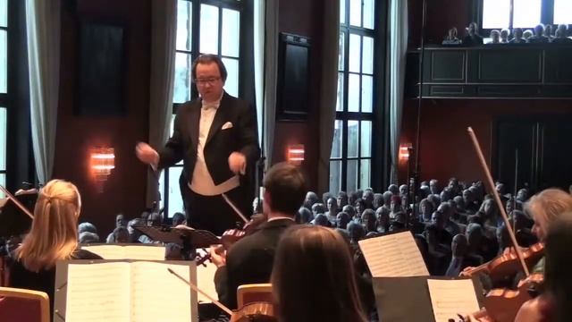 Schottky conducting Corelli Christmas Concerto - Vivace