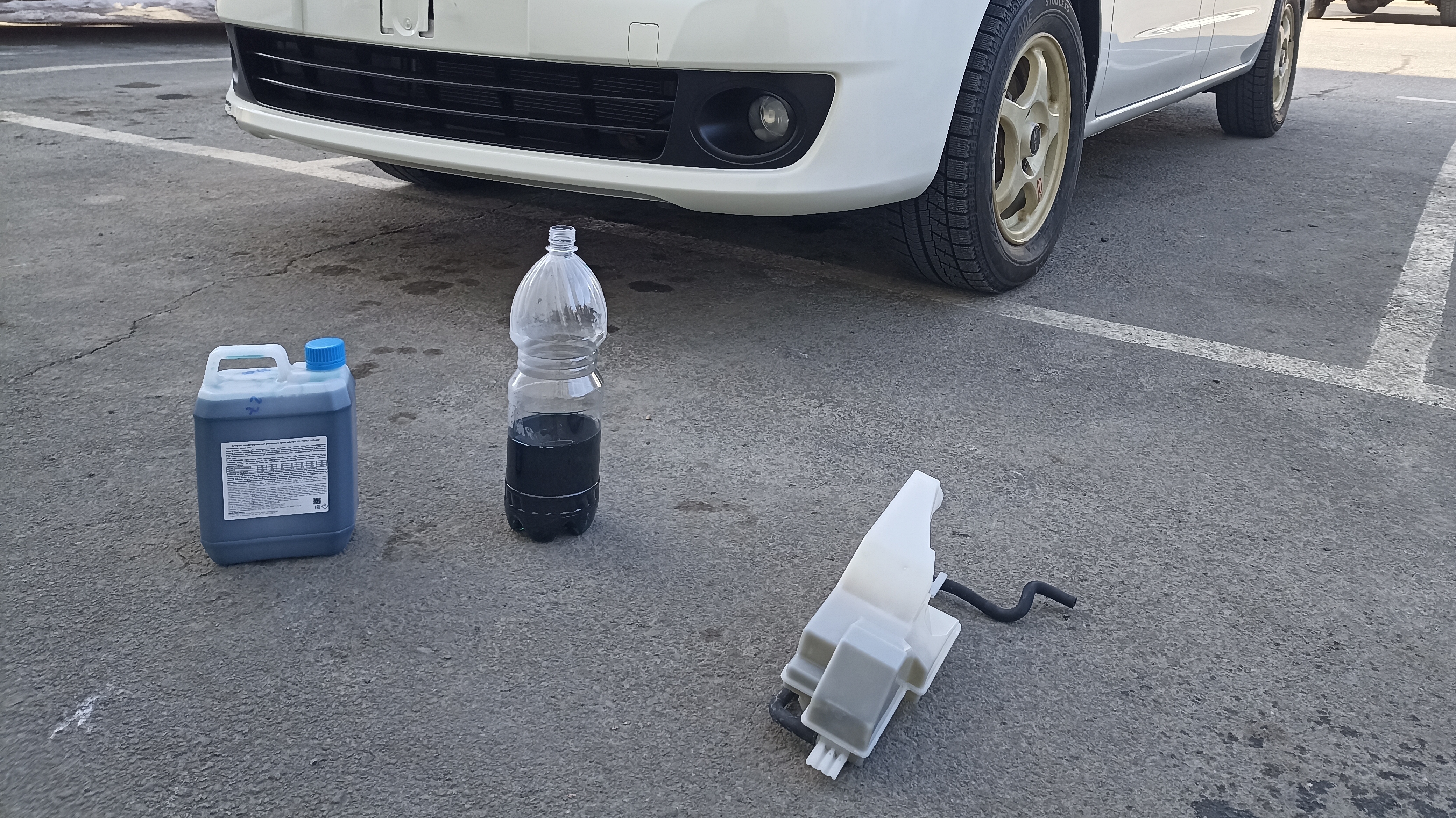 Как снять расширительный бачок с Nissan NV200?