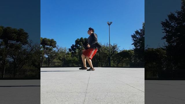 Adriano baila salsa