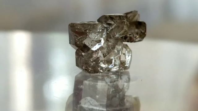 Красивый сросток дымчатого кварца. Включение нефти (08062)