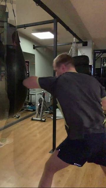 Побоксировали немного с клинком в руках. Отработка техники на мешках.