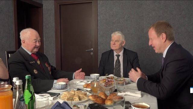 Губернатор Алтайского края вручил медаль к 80-летию Победы Геннадию Саковичу