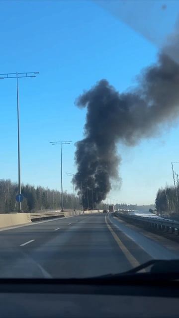 На ЦКАДе в районе деревни Рождествено под Дмитровом полыхает автомобиль