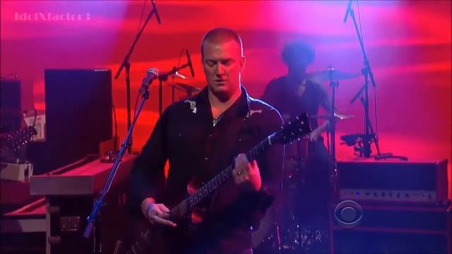 Queens Of The Stone Age - I Sat By The Ocean (Letterman 6-6-13) Subtitulado