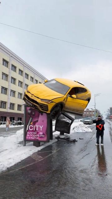 Машина припаркавалась на остановке в примом смысле