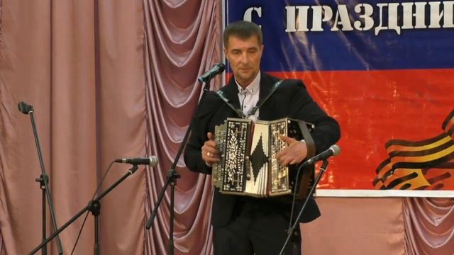 За рекой черёмуха колышется