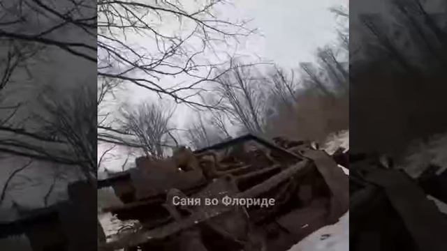 Какая-то непонятная ситуация с наемниками, попавшими в засаду. Но кто-то добивает их из пистолета.
