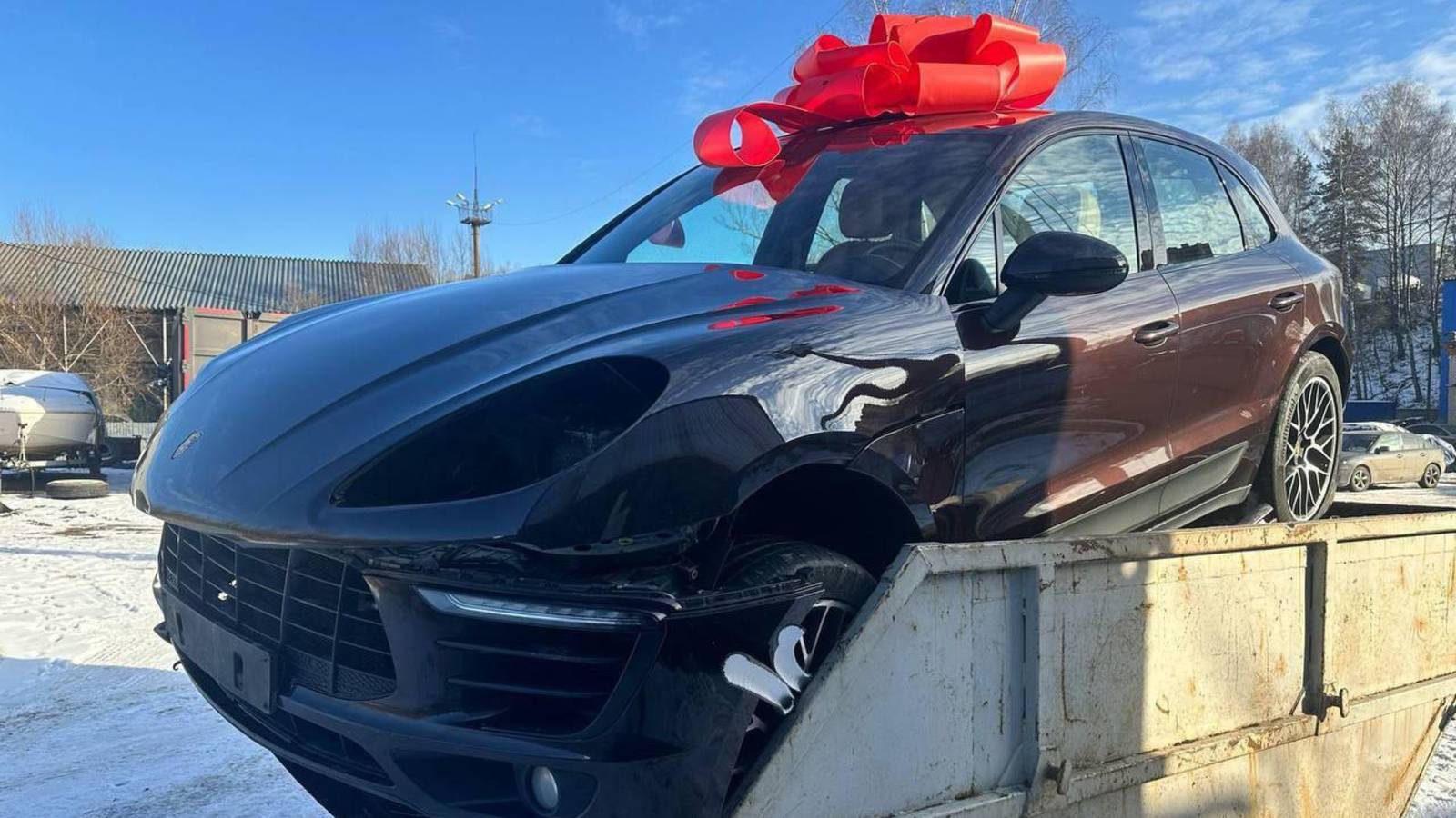 Она не поведется на Порш, если не новый он
В Мытищах Porsche Macan выбросили на помойку