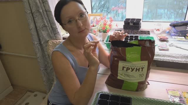Конец февраля 2025 года. Наполняю ячейки грунтом для пикировки цветов. Рассуждаю о луке.