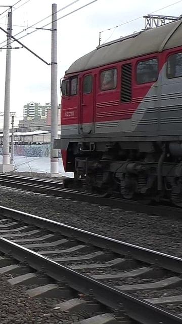 Тепловоз 2М62У-0106 (ТЧЭ-2) следует резервом.