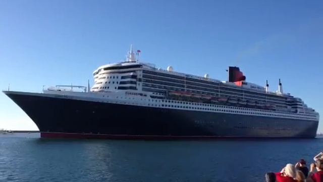 Queen Mary 2 sounds her huge RMS Queen Mary whistles and horn departing Adelaide