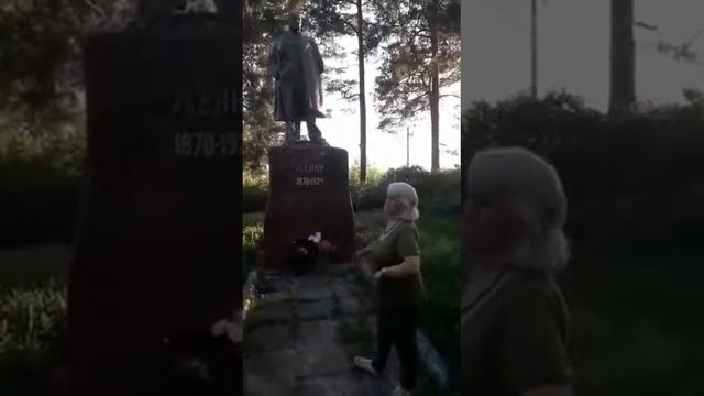 Наши ветераны организовали небольшой субботник по уборке территории возле памятника В.И. Ленин а-