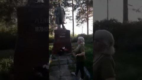 Наши ветераны организовали небольшой субботник по уборке территории возле памятника В.И. Ленин а-