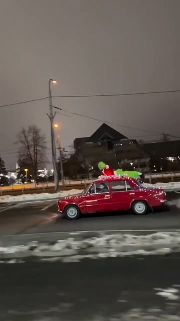 Гринч прокатился на крыше автомобиля в центре г Казань