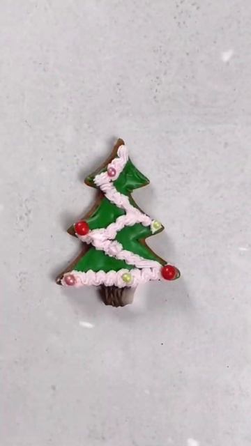 Christmas tree cookie #sprinkles #gingerbread #cookies #red #green #christmastree #decorate