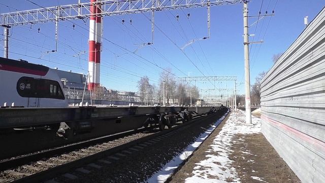 Тепловоз 2М62У-0123 (ТЧЭ-2) с грузовым поездом.