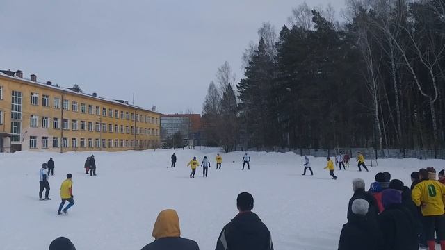 Futebol com neve na Russia  Siberia Novosibirsk Akademgorodok março 2021