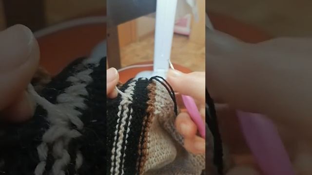 Всё о вязании. Как убрать кончики нитей на планке.