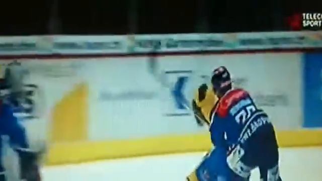 Marc-André Bergeron hit on Samuel Guerra - ZSC v. HC Davos