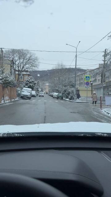 Сочи и Адлер уже неделю засыпает снегом