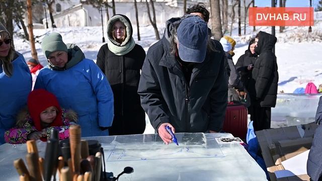 Ледяные гравюры вырезают хабаровчане на набережной