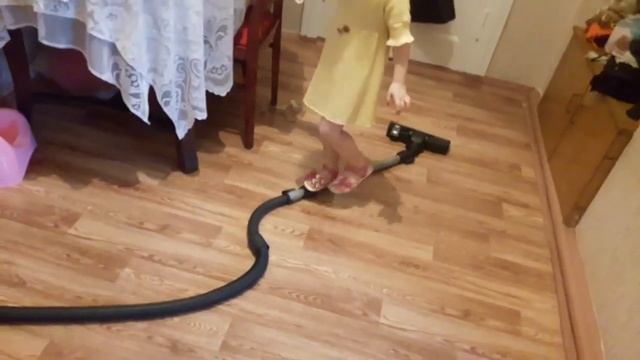 Уборка дома. Кристюша убирает в доме. Уборка своих игрушек. Мамина помощница.