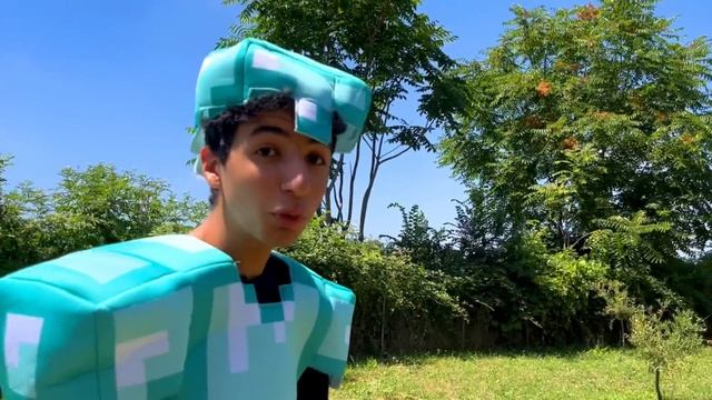 ماين كرافت ولكن في الواقع !!؟ 🤣🔥 ( دروع دايموند !) - فلم انميشن ماين كرافت مضحك في الحياة الواقعية