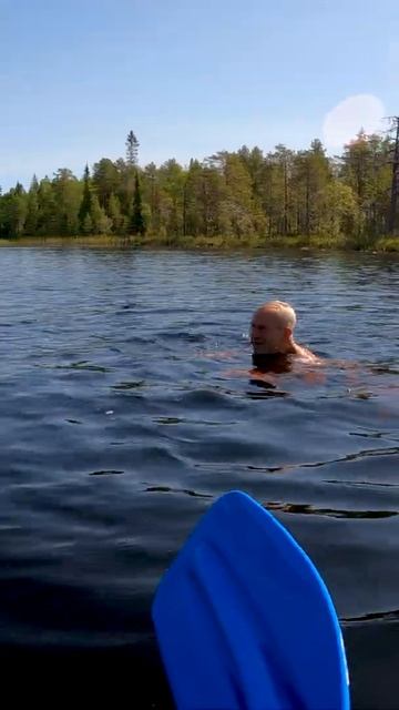 Человек-амфибия. Виктор, ныряет на глубину 2 метра за блесной,которая зацепился за карягу.