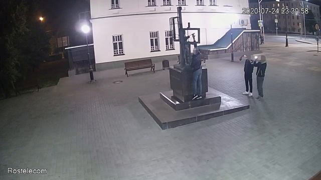 Неизвестные отломали кисточку от памятника художнику Виктору Сорокину