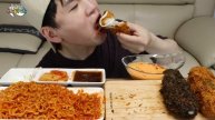 SUB 까만 통까스다! OMG Black pork cutlet?! and my love Fire noodles.. Quiet Mukbang DoNam 조용한먹방
