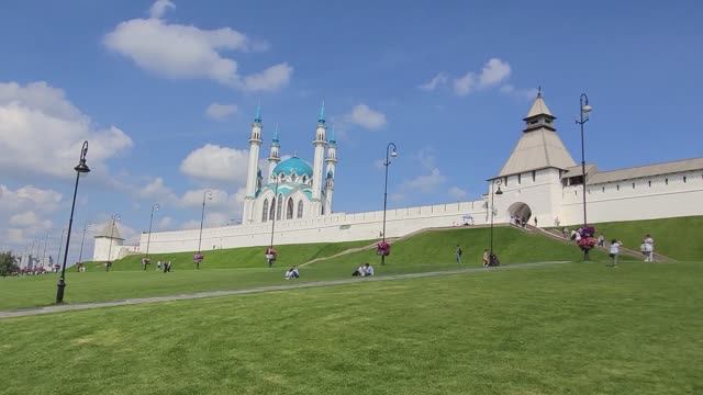 Знаменитая поляна перед Тадж-Махал и Кремлем в Казани