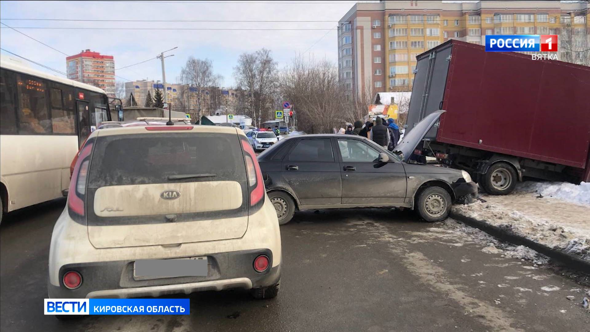 В Кирове после столкновения пяти автомобилей на «ВАЗ» упал забор