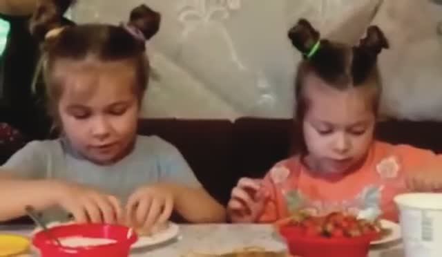 Блинчики со сметаной , творогом и клубникой . Вика и Даша готовят завтрак .