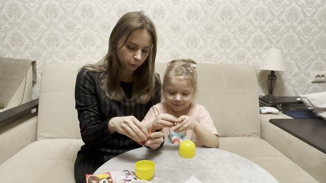 Распаковка шоколадного яйца kinder maxi серии Маша и медведь.