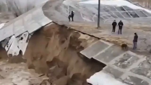 В Томске начало размывать дамбу.