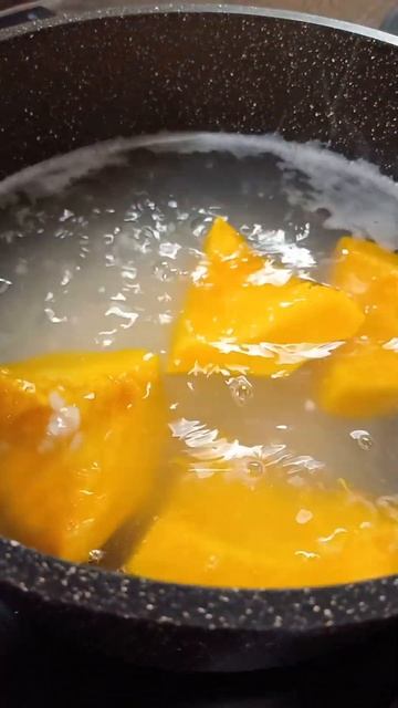 Рисовая каша с тыквой на молоке.