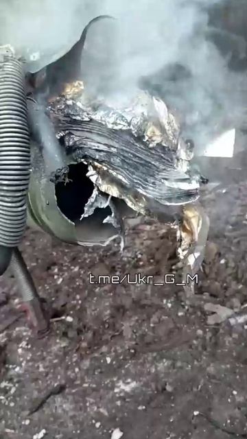 «Хваленная» америкосовская гаубица М777 в руках чубатых решила самоликвидироваться.
Гаубица М777 на