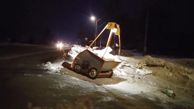 Робот помощник. Уборка замёршего снега с обочины.