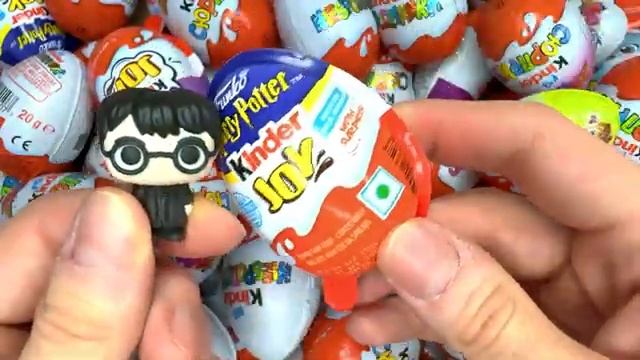 Удовлетворительное видео ASMR — распаковка Kinder Joy