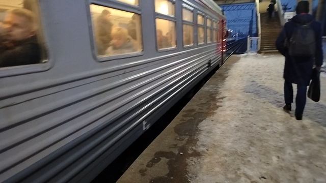 Электропоезд ЭТ2М-080 Сообщением Санкт-Петербург-Шапки Отправляется с платформы Металлострой