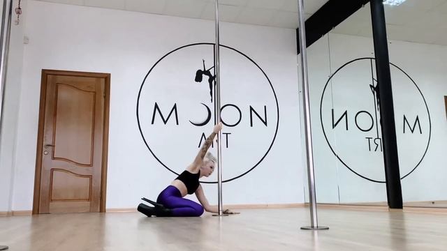 Тренер Виктория Юхновская. Exotic pole dance studio MoonART