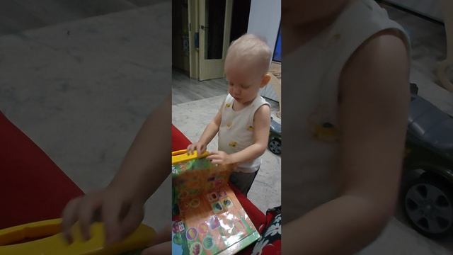 Арсений изучает говорящую книжку