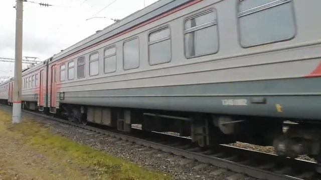 Электропоезд ЭД9М-0188 пролетает Ж/Д переход и летит на станцию "о.п. 421км".