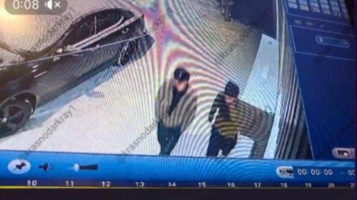 Абу-бандиты ДОМОГАЮТСЯ школьниц возле школы в Краснодаре !!!