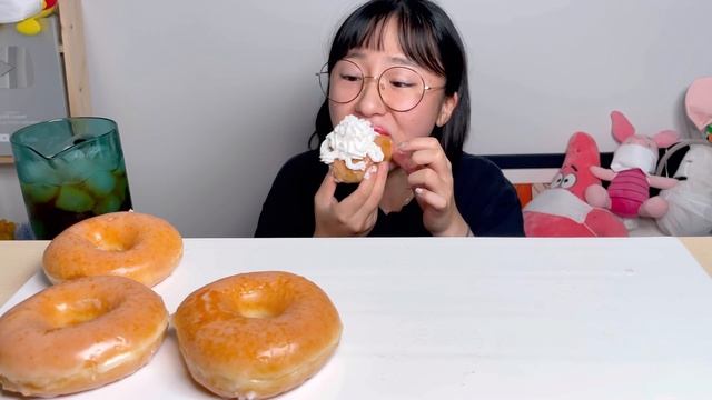 크리스피도넛 글레이즈드 도넛 생크림 휘핑크림 디저트 먹방 Dessert Mukbang
