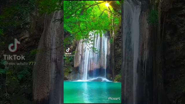 Живописный водопад в Китае.