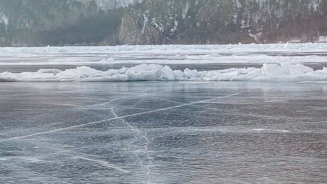 Байкал. Большое море. Переезжаем трещину во льду и едем дальше.