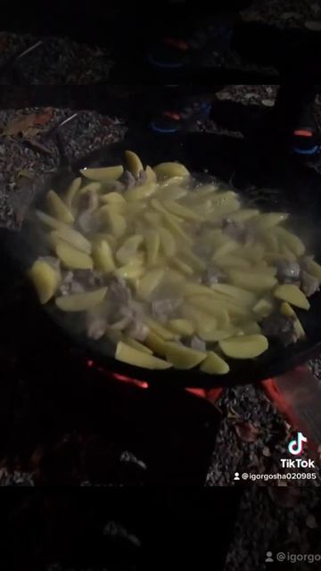 Картошка с мясом на костре 🔥🥔👨🍳
