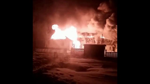 ФАП, МФЦ и полиция: административное здание полностью сгорело в Кукане